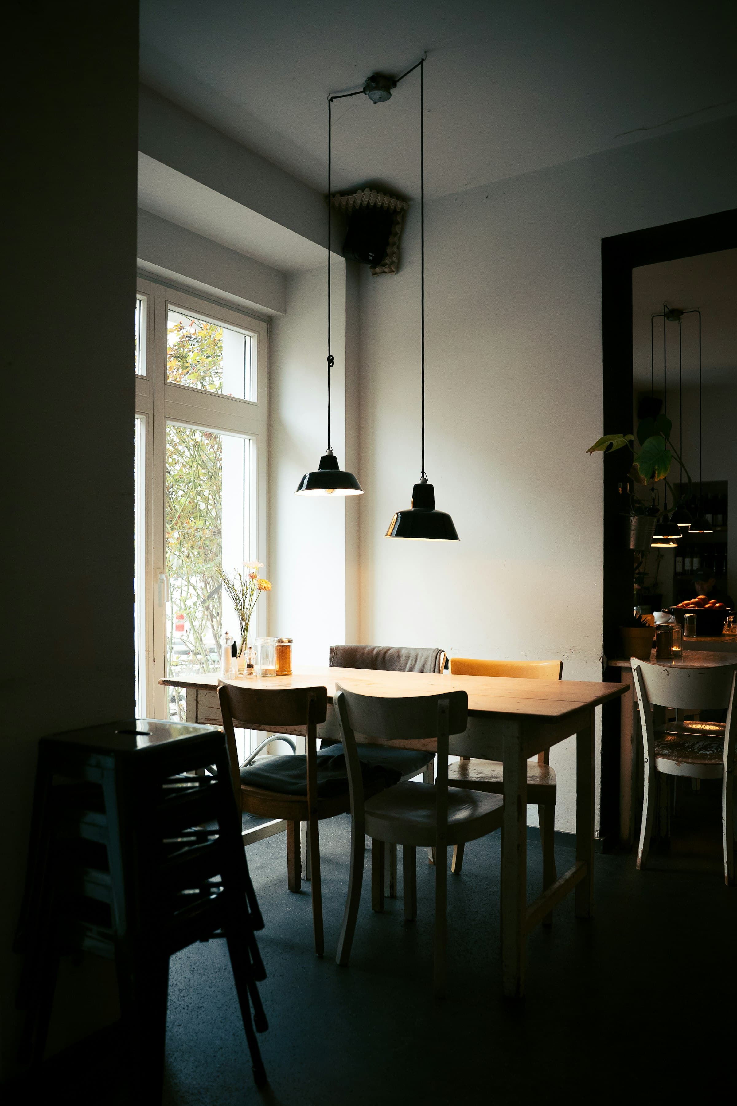 Salle de restaurant prête pour le service